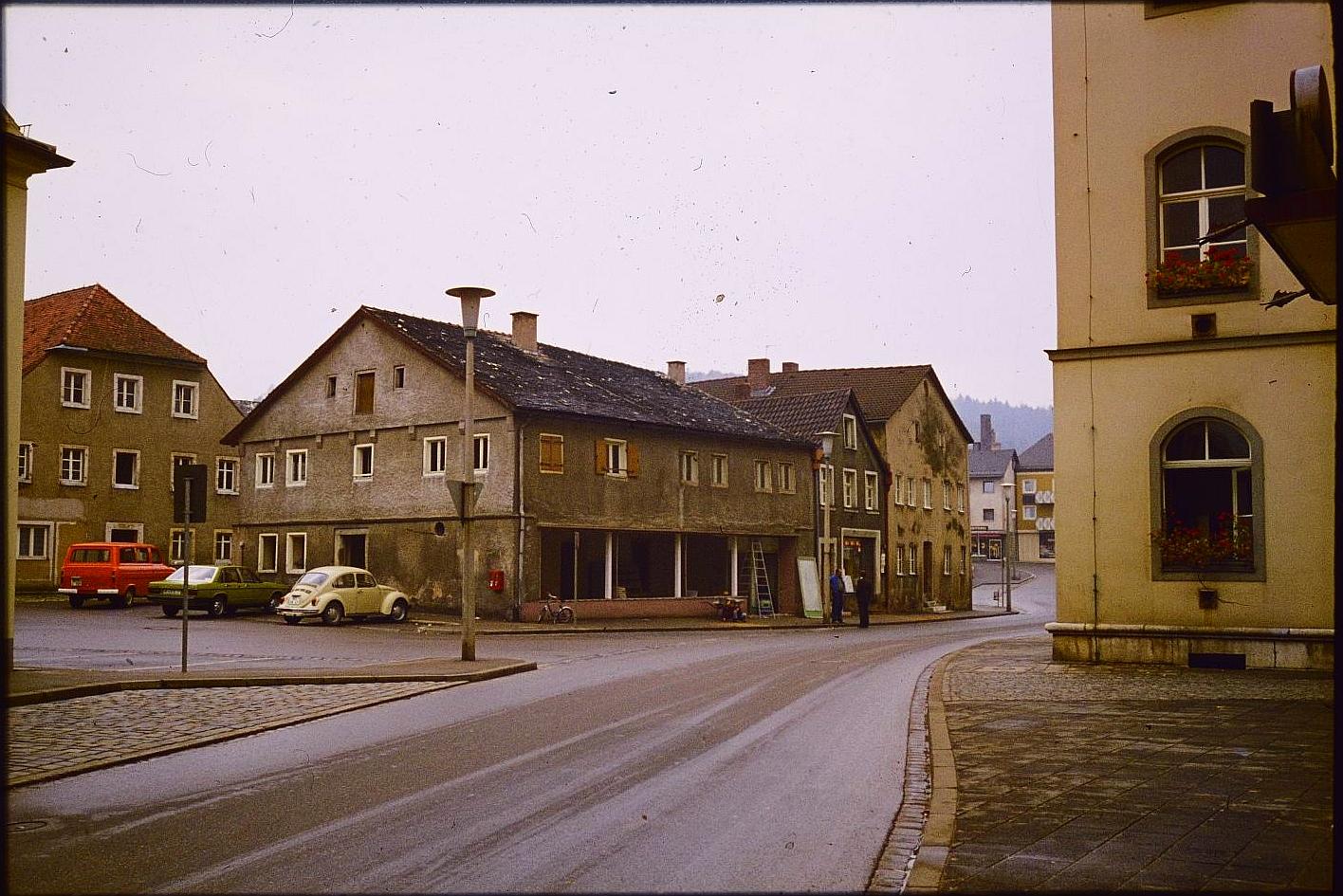 Jurahäuser auf dem heutigen Treuchtlinger Rathausplatz, vermutlich in den 1970er Jahren.