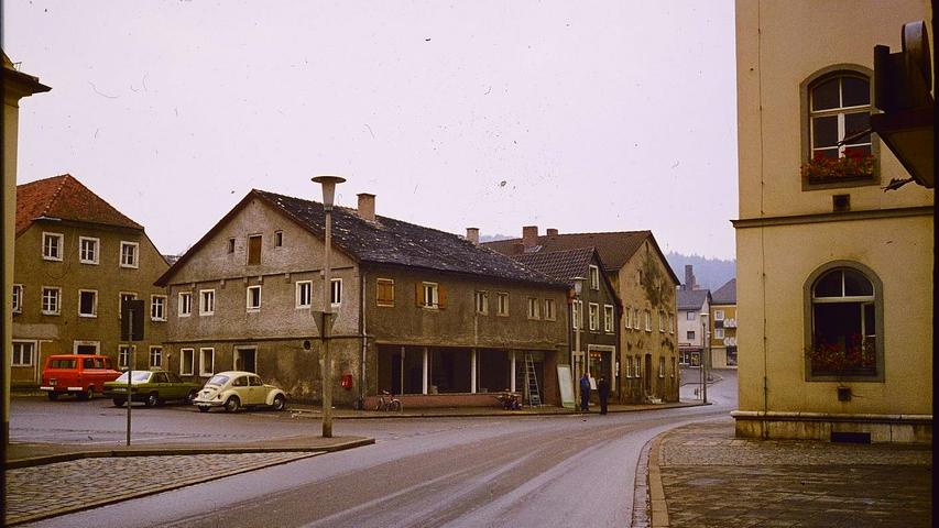 Jurahäuser auf dem heutigen Treuchtlinger Rathausplatz, vermutlich in den 1970er Jahren.