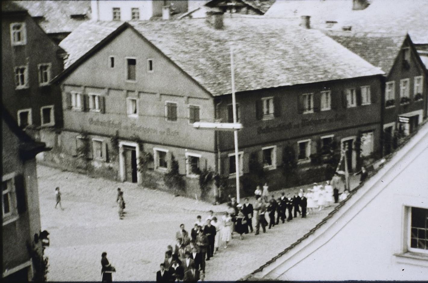 Der Treuchtlinger Rathausplatz mit seinen Jurahäusern gegen Mitte des 20. Jahrhunderts.
