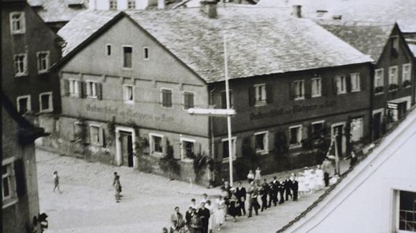 Der Treuchtlinger Rathausplatz mit seinen Jurahäusern gegen Mitte des 20. Jahrhunderts.