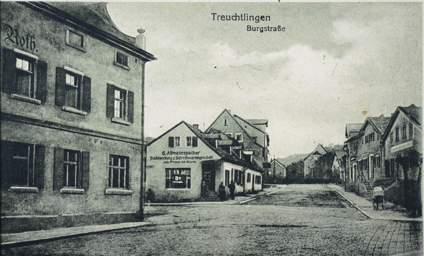 Die Treuchtlinger Burgstraße mit ihren Jurahäusern Anfang des 20. Jahrhunderts. Links die Brauerei Roth (heute Wallmüllerstuben), dahinter auf der anderen Straßenseite die Buchhandlung Korn.