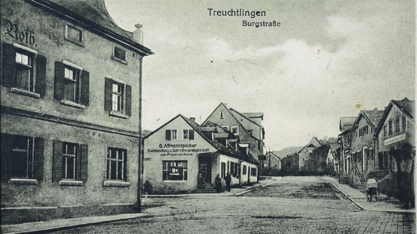 Die Treuchtlinger Burgstraße mit ihren Jurahäusern Anfang des 20. Jahrhunderts. Links die Brauerei Roth (heute Wallmüllerstuben), dahinter auf der anderen Straßenseite die Buchhandlung Korn.