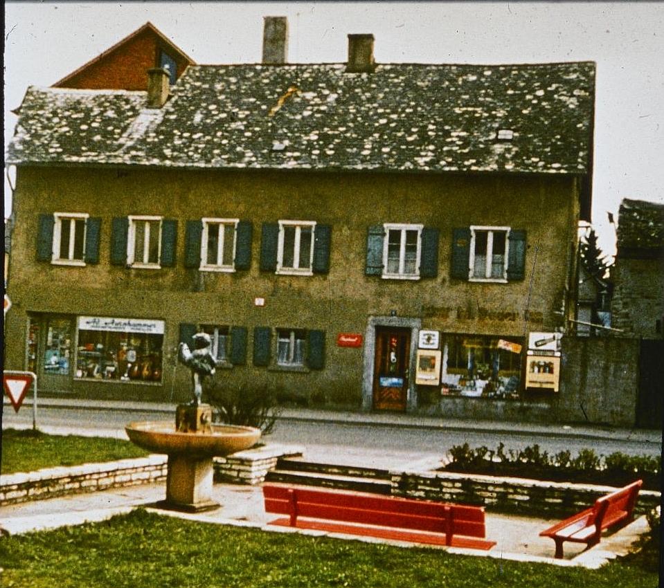 Ein Jurahaus in den 1960er oder 1970er Jahren in der Treuchtlinger Stadtmitte.