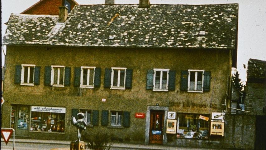 Ein Jurahaus in den 1960er oder 1970er Jahren in der Treuchtlinger Stadtmitte.