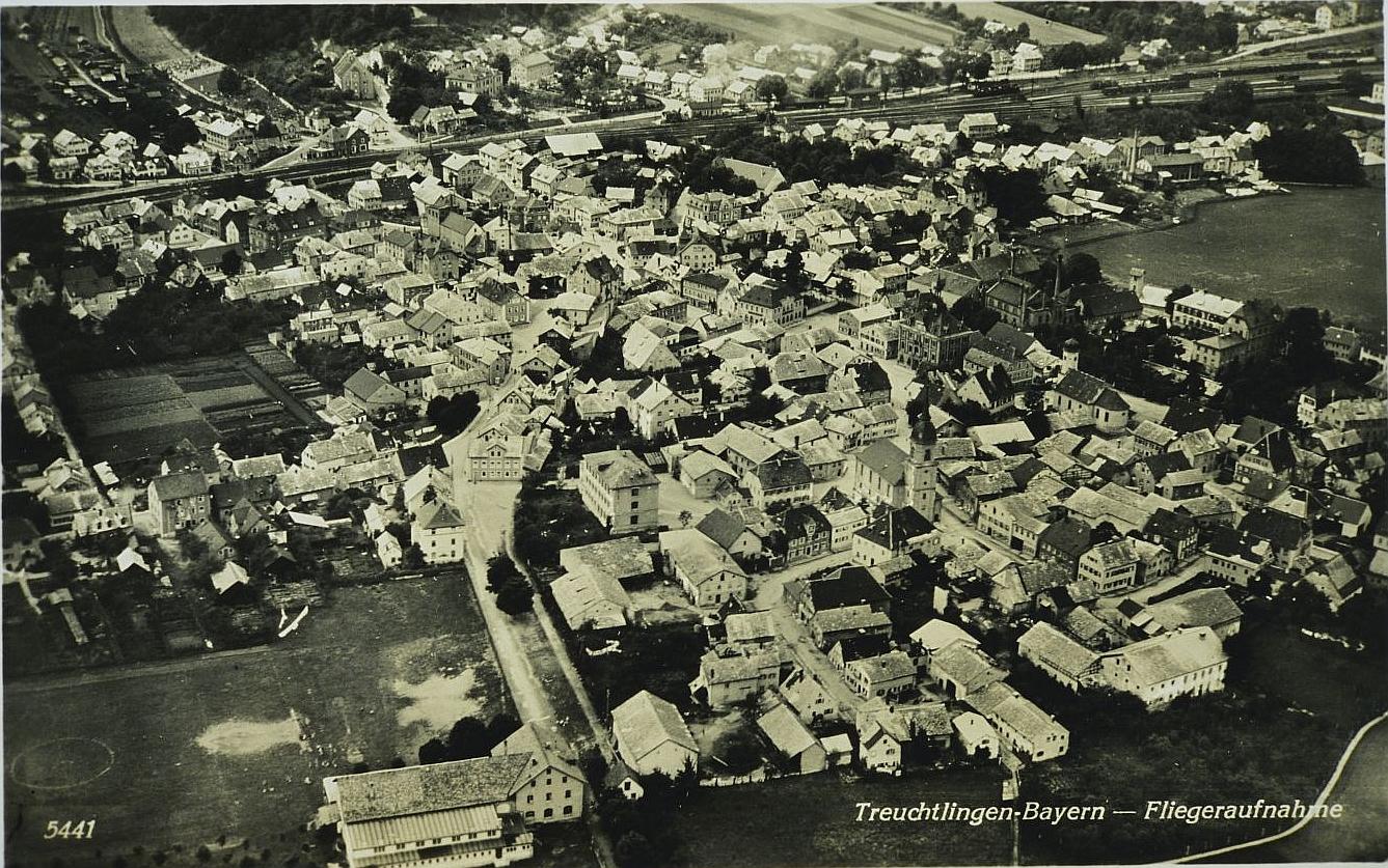 Treuchtlingen aus der Vogelperspektive Mitte des 20. Jahrhunderts. Gut zu sehen sind die zahlreichen Jurastein-Dächer.