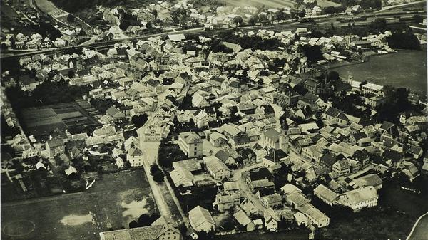 Treuchtlingen aus der Vogelperspektive Mitte des 20. Jahrhunderts. Gut zu sehen sind die zahlreichen Jurastein-Dächer.