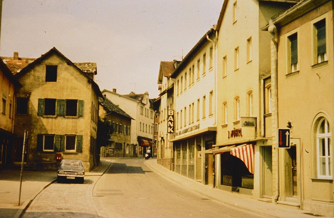 Die Treuchtlinger Hauptstraße mit ihren damals noch stehenden Jurahäusern (links) in den 1960er Jahren (vorne rechts der Redaktionseingang des Treuchtlinger Kuriers).