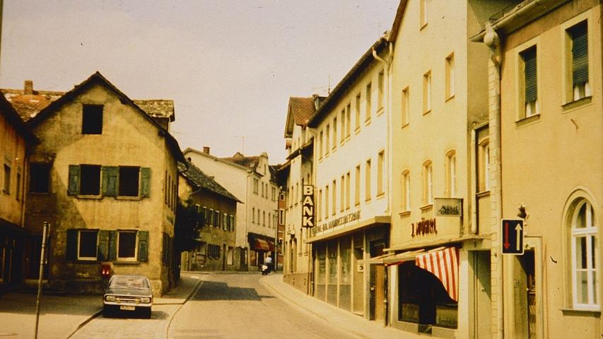 Die Treuchtlinger Hauptstraße mit ihren damals noch stehenden Jurahäusern (links) in den 1960er Jahren (vorne rechts der Redaktionseingang des Treuchtlinger Kuriers).