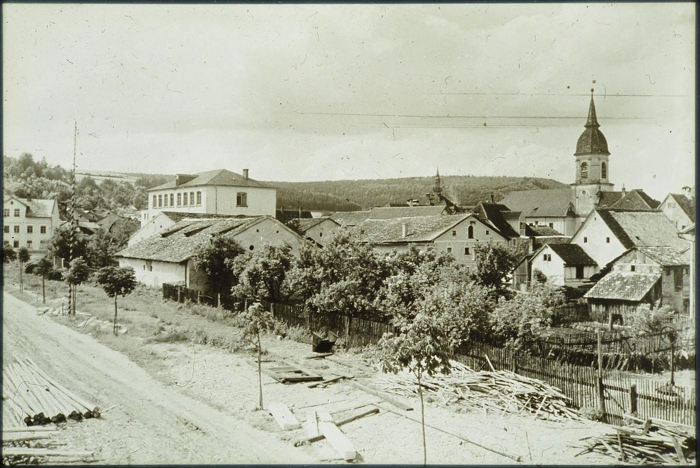 Geduckte Jurahäuser zwischen Treuchtlinger Festplatz (vorne links) und Markgrafenkirche - Jahr(zehnt) unbekannt.