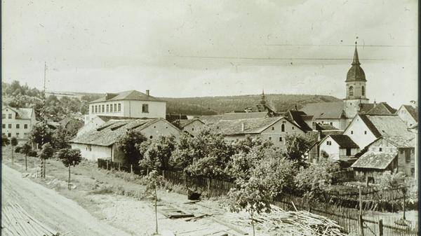 Geduckte Jurahäuser zwischen Treuchtlinger Festplatz (vorne links) und Markgrafenkirche - Jahr(zehnt) unbekannt.