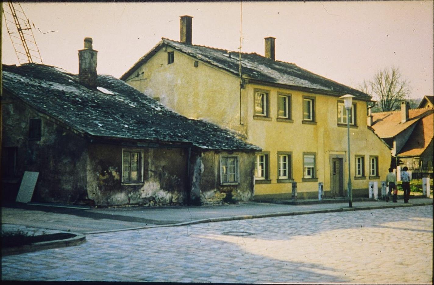 Ein geducktes, eingeschossiges und ein etwas größeres, zweigeschossiges Jurahaus Mitte des 20. Jahrhunderts im Treuchtlinger Stadtgebiet.