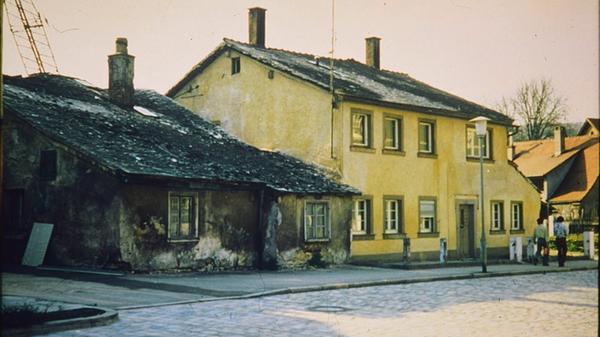 Ein geducktes, eingeschossiges und ein etwas größeres, zweigeschossiges Jurahaus Mitte des 20. Jahrhunderts im Treuchtlinger Stadtgebiet.