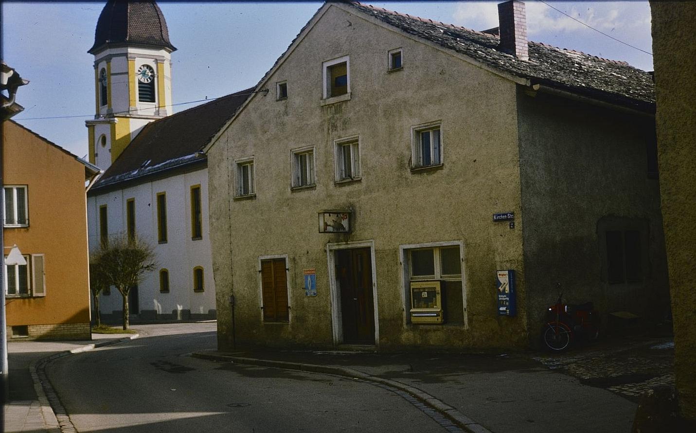 Die Treuchtlinger Kirchenstraße mit dem Jurahaus, in dem sich heute das griechische Restaurant Delphi befindet.
