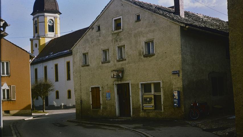 Die Treuchtlinger Kirchenstraße mit dem Jurahaus, in dem sich heute das griechische Restaurant Delphi befindet.