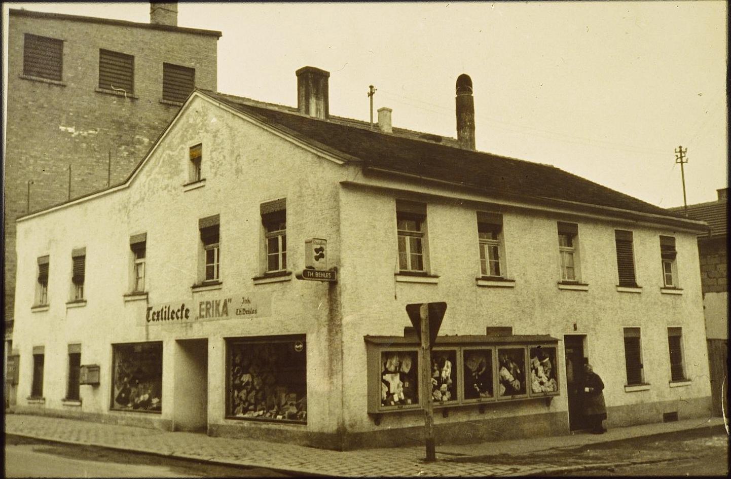 Die einstige "Textilecke Erika" - auch mit der typischen Dachform des Jurahauses.