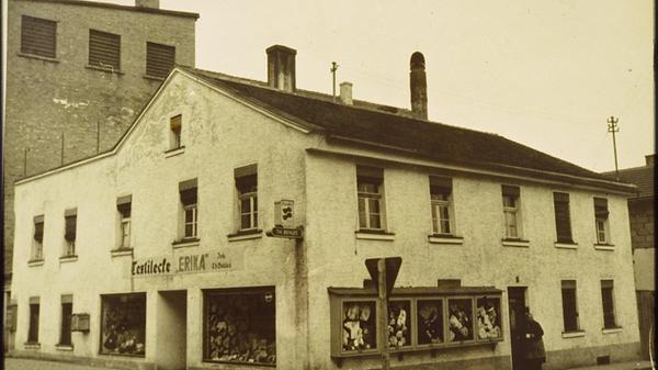Die einstige "Textilecke Erika" - auch mit der typischen Dachform des Jurahauses.