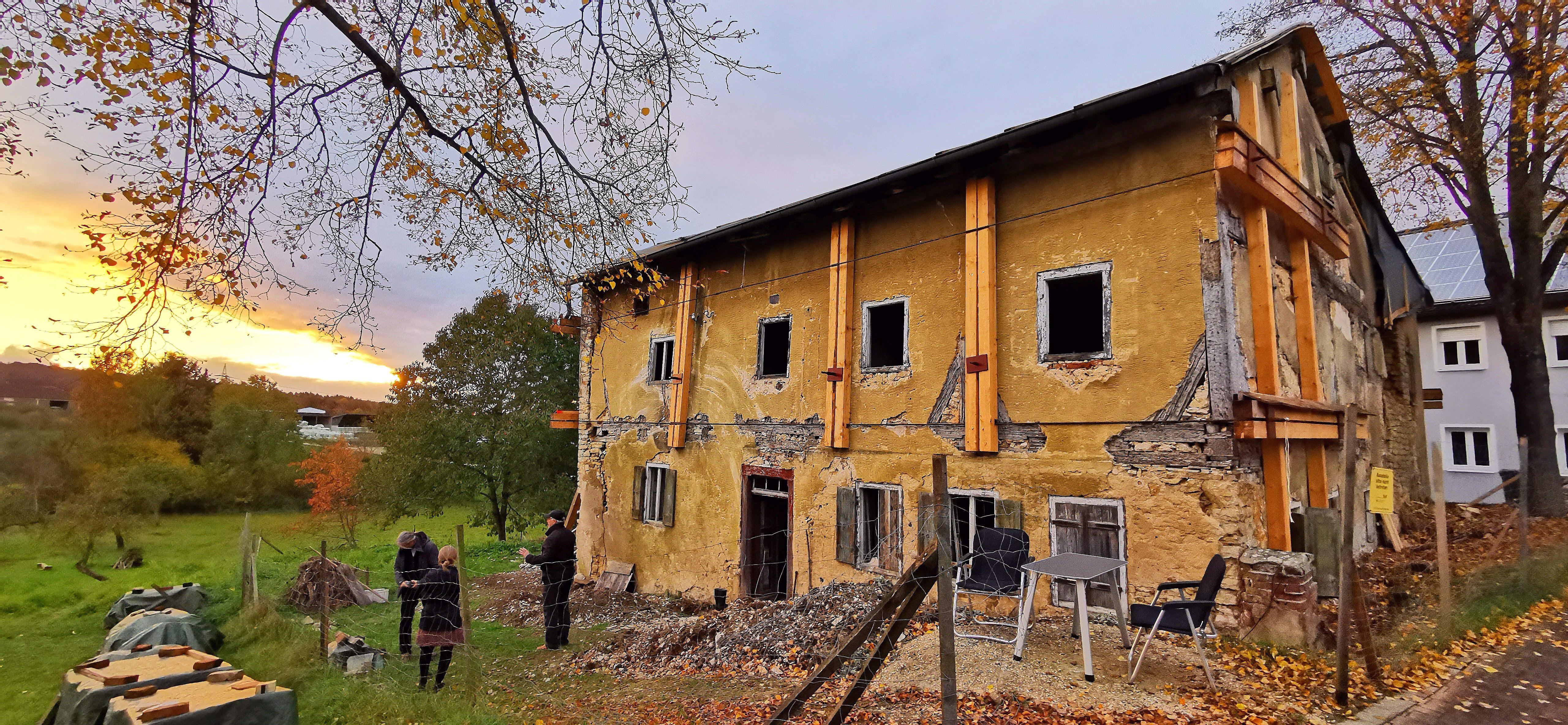 Gerettetes Jurahaus-Erbe: Der 450 Jahre alte Brauereigasthof "Zur Krone" in Büttelbronn nach der Sicherung zu Beginn der Sanierung im Jahr 2020.