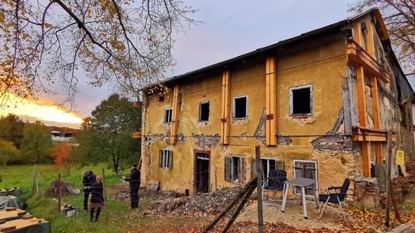 Gerettetes Jurahaus-Erbe: Der 450 Jahre alte Brauereigasthof "Zur Krone" in Büttelbronn nach der Sicherung zu Beginn der Sanierung im Jahr 2020.