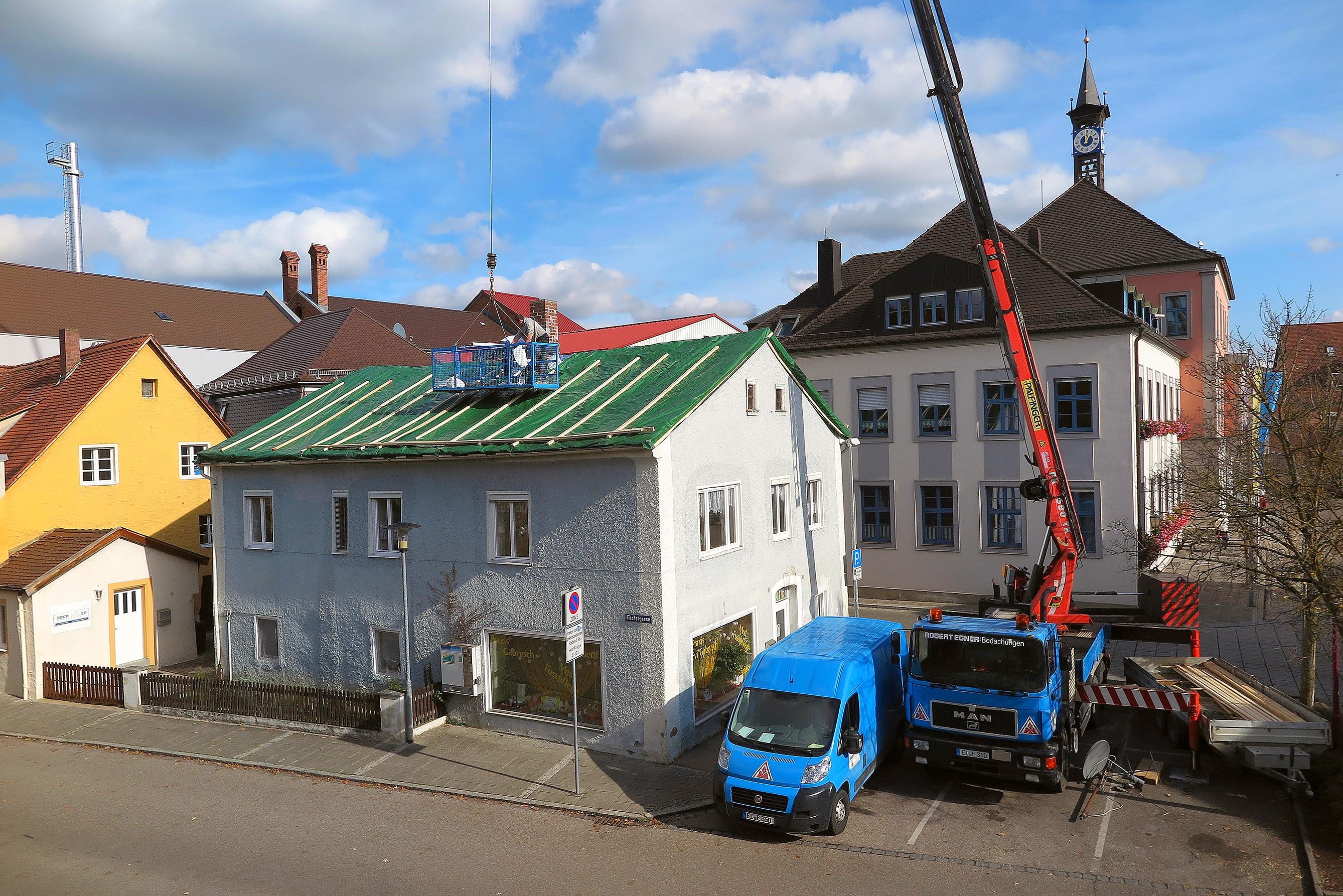 Das Jurahaus neben dem Rathaus in der Treuchtlinger Fischergasse hat im Jahr 2020 sein Steindach eingebüßt. Derzeit schützt ein Provisorium das Innere.