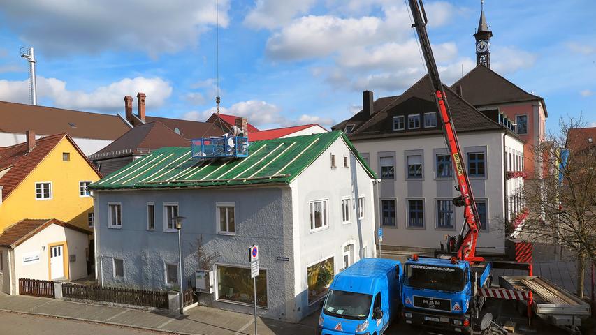 Das Jurahaus neben dem Rathaus in der Treuchtlinger Fischergasse hat im Jahr 2020 sein Steindach eingebüßt. Derzeit schützt ein Provisorium das Innere.