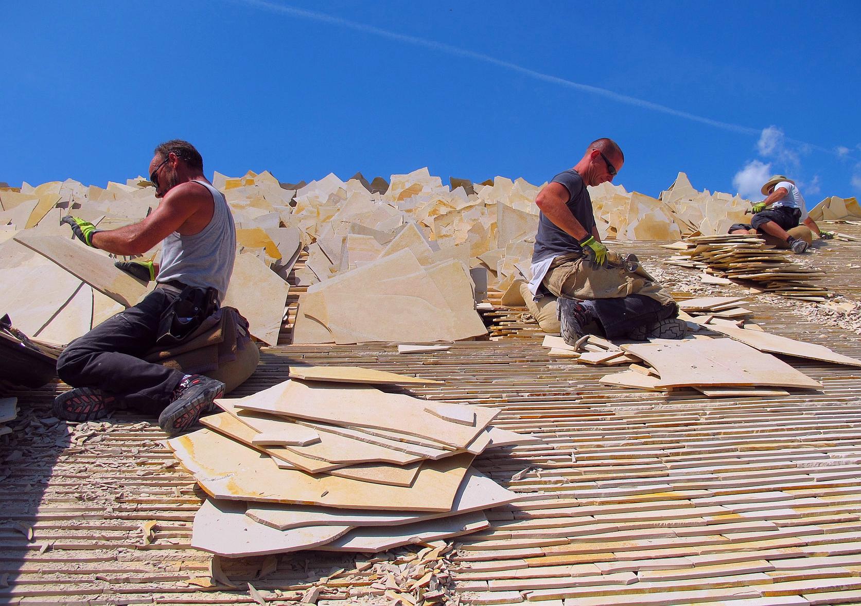 Arbeiten am neuen Jurasteindach des "Güldenen Ritters" in Schambach im Jahr 2011. Rund 120 Tonnen Kalksteinplatten trägt der 400 Jahre alte Dachstuhl heute wieder.
