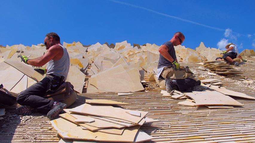 Arbeiten am neuen Jurasteindach des "Güldenen Ritters" in Schambach im Jahr 2011. Rund 120 Tonnen Kalksteinplatten trägt der 400 Jahre alte Dachstuhl heute wieder.