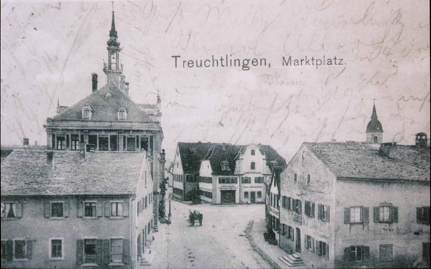 Der Treuchtlinger Marktplatz mit seinen Jurahäusern vor etwa 100 Jahren. Die Häuser rechts sind dem heutigen Rathausplatz gewichen, das Gebäude links den Parkplätzen an der Einmündung der Fischergasse in die Hauptstraße.