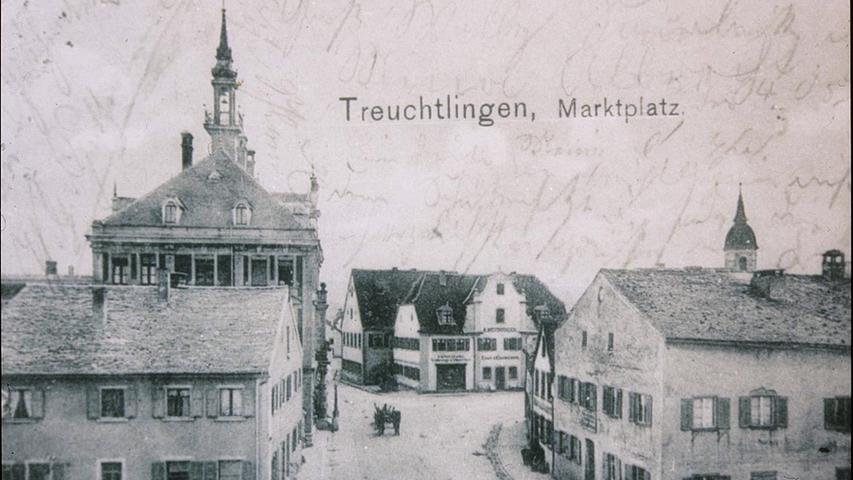 Der Treuchtlinger Marktplatz mit seinen Jurahäusern vor etwa 100 Jahren. Die Häuser rechts sind dem heutigen Rathausplatz gewichen, das Gebäude links den Parkplätzen an der Einmündung der Fischergasse in die Hauptstraße.