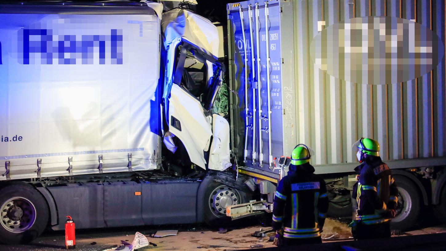 Die Schäden an den Lastwagen sind teils immens, ein Fahrer erlitt schwere Verletzungen. 