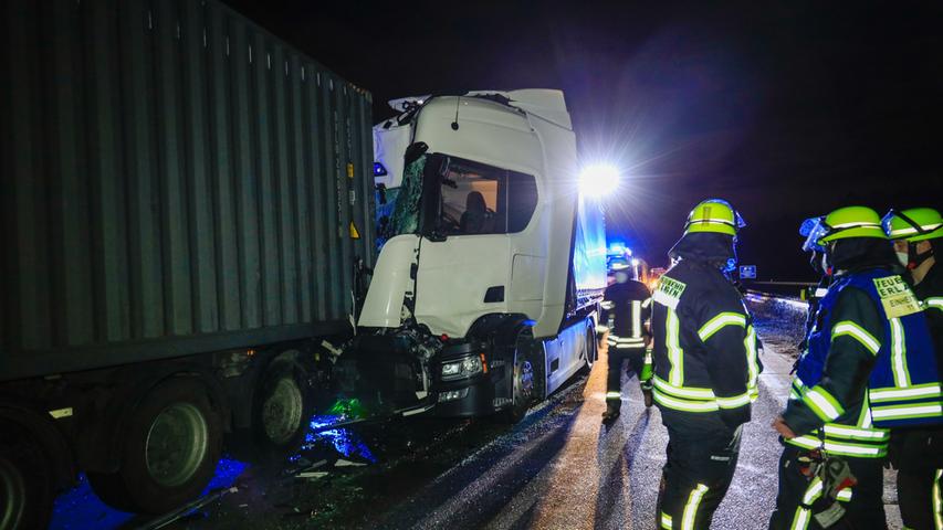 A3 bei Erlangen: Mehrere Laster kollidieren - 100.000 Euro Schaden