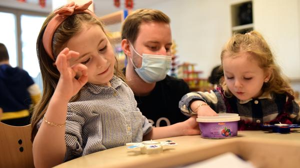 Für Kinderbetreuungseinrichtungen bleibt es dagegen bei den bisherigen Regelungen inklusive der Schließung mit dem Angebot einer Notbetreuung ab einer Inzidenz für 100. In einer Mitteilung der Staatskanzlei hieß es, kleinen Kindern seien weder regelmäßige Tests zuzumuten noch könnten von ihnen eigene Vorsichtsmaßnahmen erwartet werden. Bei Kita-Schließungen aufgrund der Corona-Pandemie erhalten Eltern in Bayern nun bis einschließlich Mai die Beiträge zurückerstattet. Damit wird der seit Januar geltende Beitragsersatz für Eltern, deren Kinder derzeit nicht die Kita oder Mittagsbetreuung besuchen, um weitere zwei Monate verlängert, wie das bayerische Kabinett am 13. April beschloss.