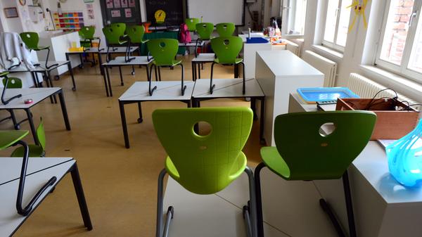 In Bayern gilt eine generelle Testpflicht - und das unabhängig von der Sieben-Tage-Inzidenz. Schüler werden demnach mindestens zwei Mal pro Woche getestet - bei hohen Inzidenzwerten sei sogar eine noch höhere Frequenz denkbar.