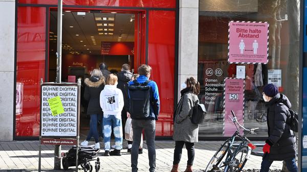 Grundsätzlich gilt für den Einzelhandel: Bei einer Sieben-Tage-Inzidenz von unter 50 dürfen alle Geschäfte öffnen. In einem Korridor von 50 bis 100 sind sogenannte "Click and Meet"-Termine möglich, von 100 bis 200 ebenfalls - dann aber nur noch mit einem negativen Corona-Test. Dabei werden PCR- und Schnelltests akzeptiert. Über einer Inzidenz von 200 sind Abholtermine über "Click and Collect" möglich.