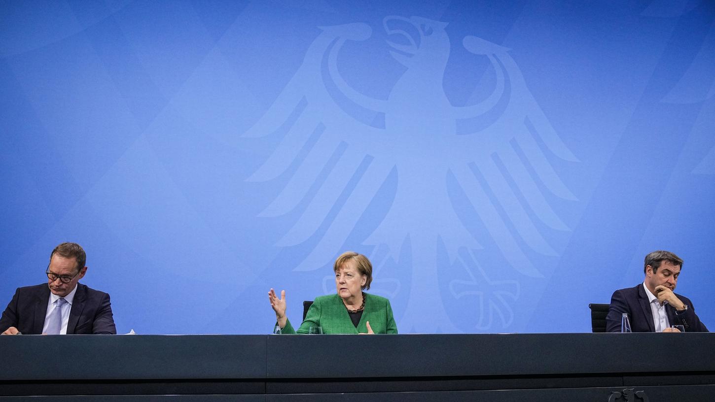 Auftritt nach einer langen Sitzung: Bundeskanzlerin Angela Merkel, Berlins Regierender Bürgermeister Michael Müller und Bayerns Ministerpräsident Markus Söder verkünden die Beschlüsse des Corona-Gipfels. 