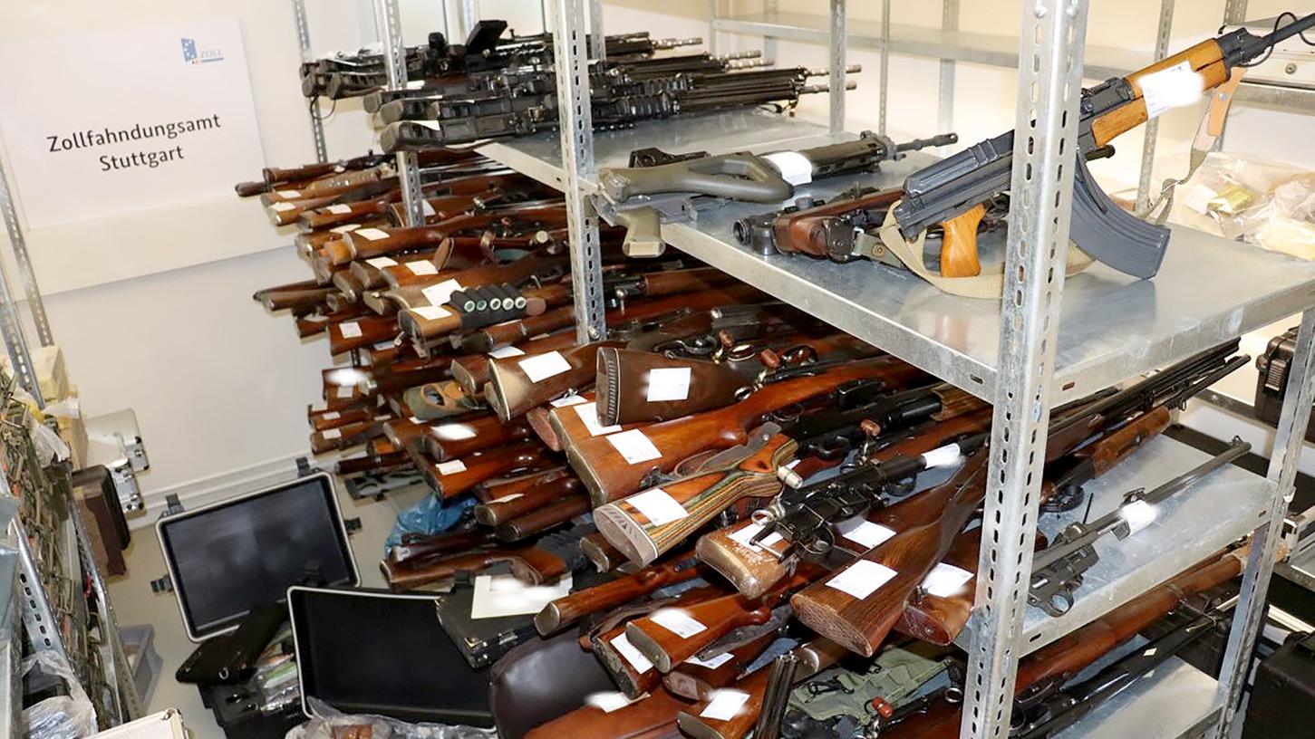 Ein Waffenarsenal mit 270 Waffen liegt in einer Kammer beim Zollfahndungsamt. Entdeckt wurden die Zivil- und Kriegswaffen bei einem Jäger in einem Privathaus.
Ein Waffenarsenal mit 270 Waffen liegt in einer Kammer beim Zollfahndungsamt. Entdeckt wurden die Zivil- und Kriegswaffen bei einem Jäger in einem Privathaus.