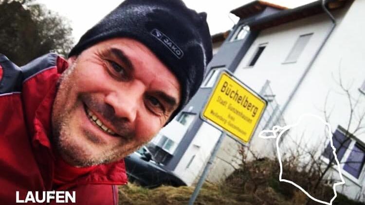 Werner Rank, Trainer des Kreisligisten SV Cronheim, geht mit gutem Beispiel voran und hält sich auch während der Fußball-Zwangspause fit.
Werner Rank, Trainer des Kreisligisten SV Cronheim, geht mit gutem Beispiel voran und hält sich auch während der Fußball-Zwangspause fit.