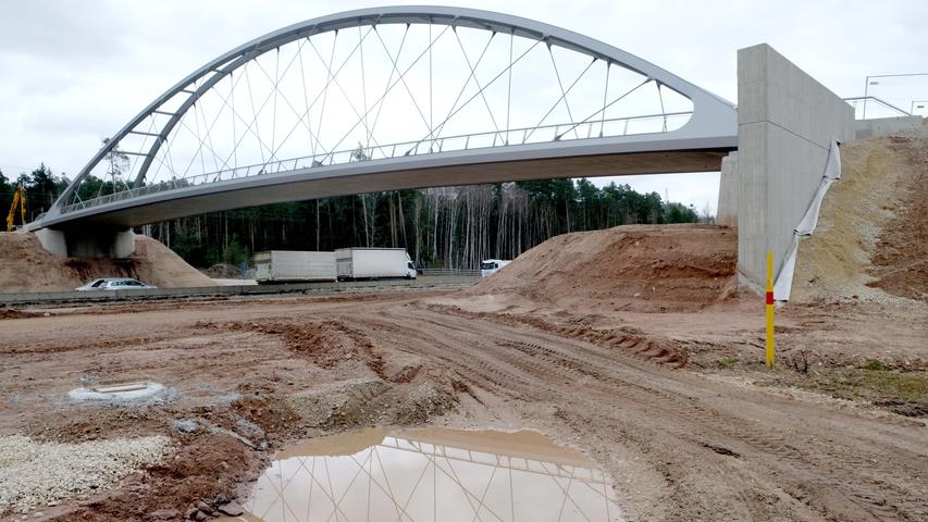 In Fischbach überspannt eine neue Brücke die A9. Bis sie offiziell freigegeben wird, dauert es aber noch bis Ende Mai 2021. 