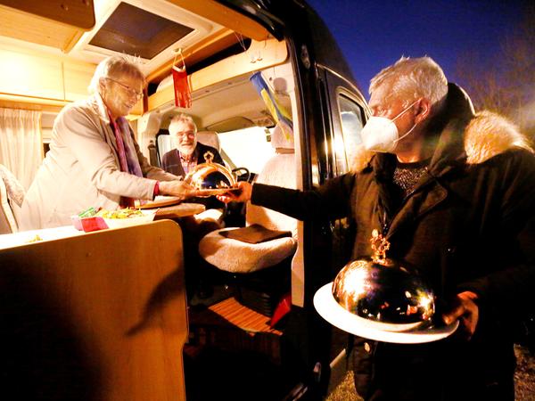 In Deutschland bieten mittlerweile Hunderte Restaurants sogenannte Wohnmobil-Dinner an. Dabei nehmen die Gäste ihre Gerichte in ihrem in der Nähe des Restaurants geparkten Wohnmobil zu sich.