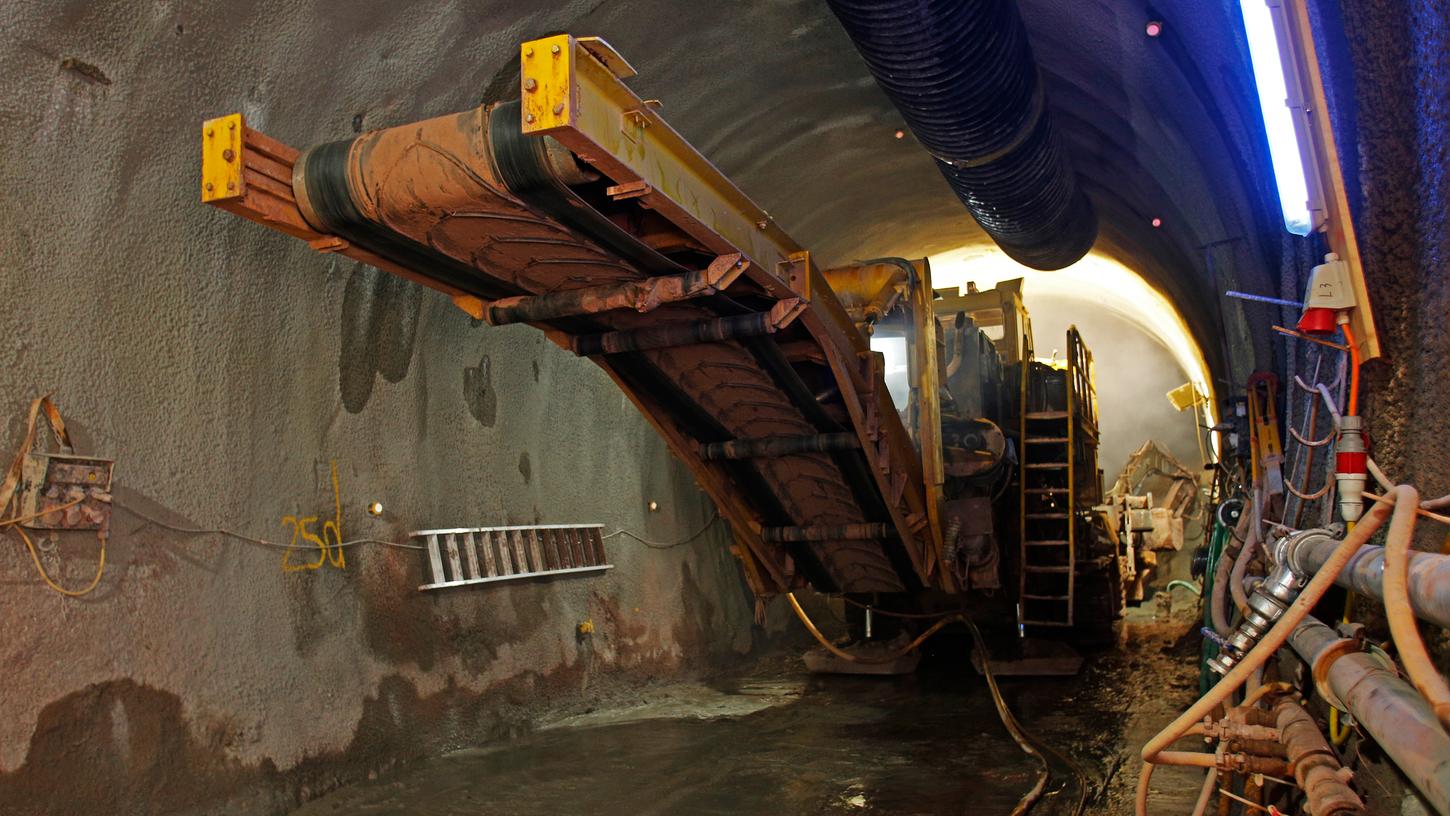 Eine der Vortriebsmaschinen mit dem Förderband, über das die abgefrästen Erd- und Gesteinsbrocken auf Lkw geladen werden. 