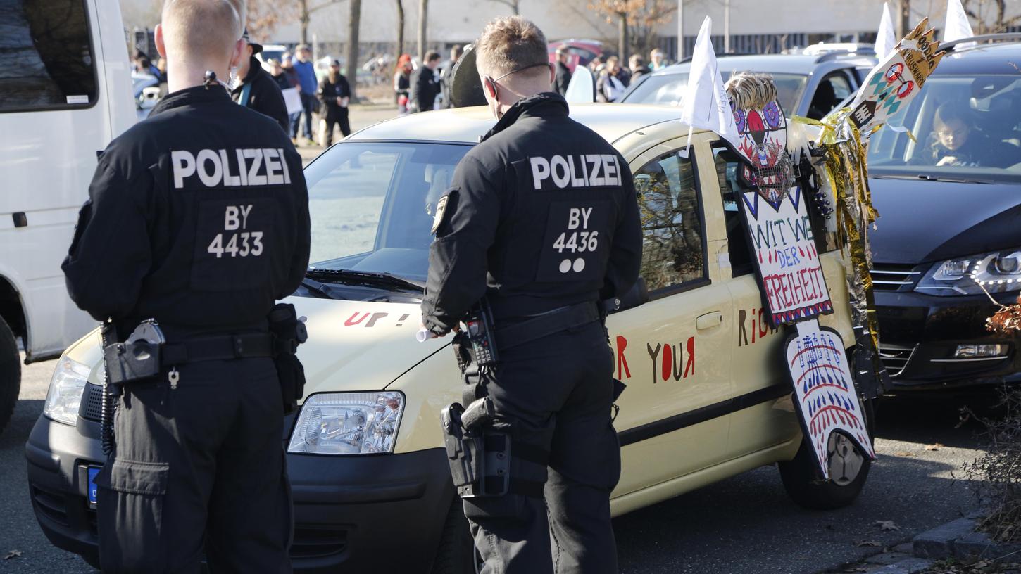 Schon Anfang März schob sich ein Autokorso durch Nürnberg, den Gegner der Corona-Auflagen organisiert hatten. 