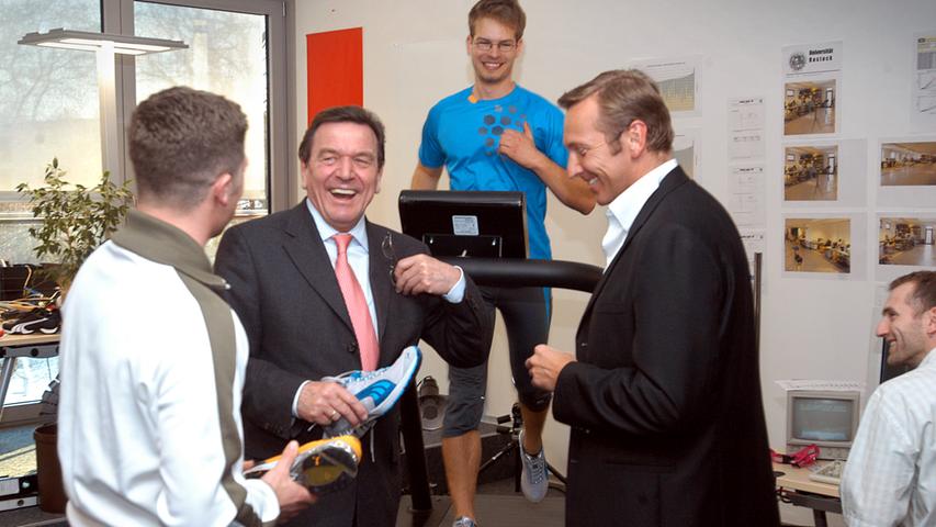 Außerordentliche Begegnung: Der damalige Bundeskanzler Gerhard Schröder (SPD) besuchte 2005 das Puma-Headquarter. Begrüßt wurde er von Jochen Zeitz (r.), damals Vorstandsvorsitzender von Puma. Dessen Büro befand sich allerdings im jetzigen Interims-Rathaus, das voraussichtlich bis 2022 als solches noch genutzt wird. 