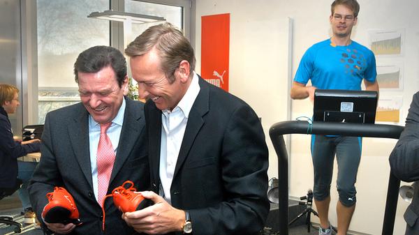 Bundeskanzler Gerhard Schröder bei der Einweihung des neuen Puma-Gebäudes in Herzogenaurach 2005 mit Vorstandsvorsitzendem der Puma AG, Jochen Zeitz auf Besichtigungsrundgang.