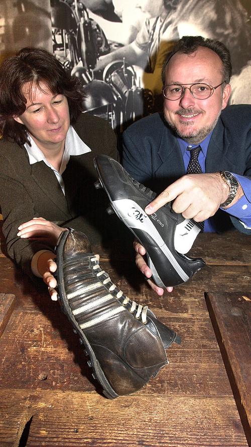Irene  Lederer vom Stadtmuseum Herzogenaurach und Helmut  Biehler vom Kulturamt zeigten 2006 für die Ausstellung "Sneaker Culture" zwei Schuhe aus dem Museum.  Von Adidas war es der erste Nockenschuh aus dem Jahr 1948. Von Puma der Fußballschuh von Pelé, den er im Endspiel 1970 in Mexiko getragen hatte. Im Hintergrund ist eine alte Aufnahme einer der Herzogenauracher Schuhfabriken zu sehen. 