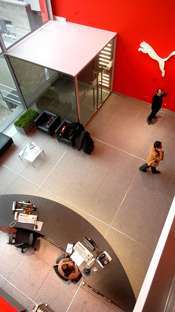 Im Jahr 2021 ist dies der Eingang ins Interims-Rathaus von Herzogenaurach, 2005, als die Aufnahme entstand, war es der Eingang ins Puma-Hauptquartier.