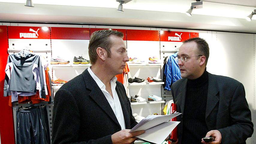 Vorstandsvorsitzender Jochen Zeitz (l.) von der Puma AG bei der Bilanzpressekonferenz 2005 in Herzogenaurach im Gespräch mit dem damaligen Pressesprecher Ulf Santjer (r.).