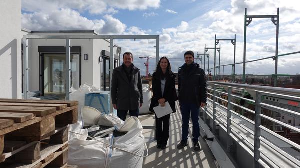 Zeitsprung: Umbau der alten Puma an der Würzburger Straße in Herzogenaurach zu Eigentums- und Mietwohnungen durch das Bayerische Immobilienkontor. Geschäftsführer Günter Schenk (l.), Architektin Andrea Zapp und Projektleiter Balin Mohamad (r.) führten am 12. 3. 2021 kurz vor der Fertigstellung durch das Objekt.