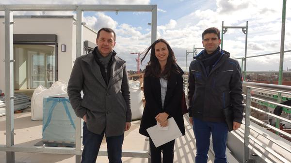 Zeitsprung: Umbau der alten Puma an der Würzburger Straße in Herzogenaurach zu Eigentums- und Mietwohnungen durch das Bayerische Immobilienkontor. Geschäftsführer Günter Schenk (l.), Architektin Andrea Zapp und Projektleiter Balin Mohamad (r.) führten am 12. 3. 2021 kurz vor der Fertigstellung durch das Objekt.