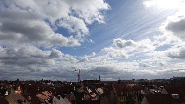 So sieht der Blick über Herzogenaurach gegen Südosten von den Terrassen der Penthouse-Wohnungen aus. Der Kran in der Bildmitte ist der Baukran für das neue Rathaus im Stadtzentrum neben dem Schönborn'schen Schloss.