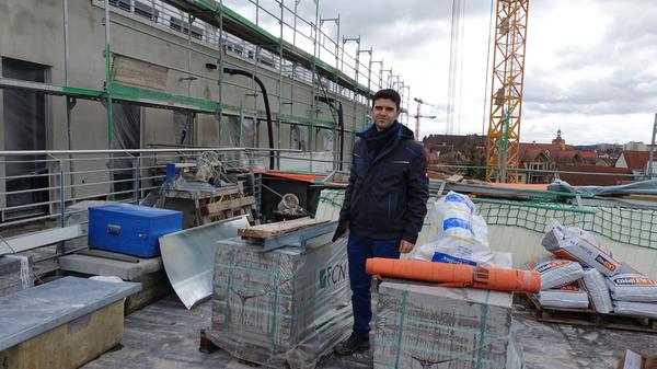 Balin Mohamad, Projektleiter des Puma-Umbaus durch das Bayerische Immobilien Kontor mit Sitz in Nürnberg, erklärt die Baustelle.