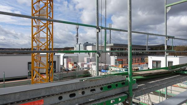 Blick auf den Trakt des Interims-Rathauses mit zwei Mobilfunkmasten, die versetzt werden mussten.